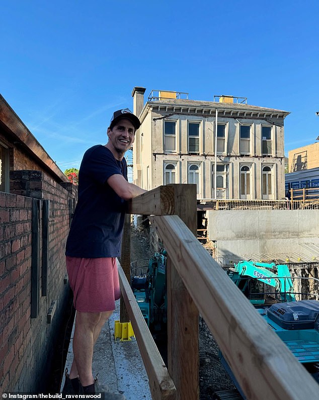 ثم كشفت ريبيكا أن هنري سيتمكن من الوصول إلى بعض الميزات التي من شأنها أن تجعل العديد من البشر حسودًا. 