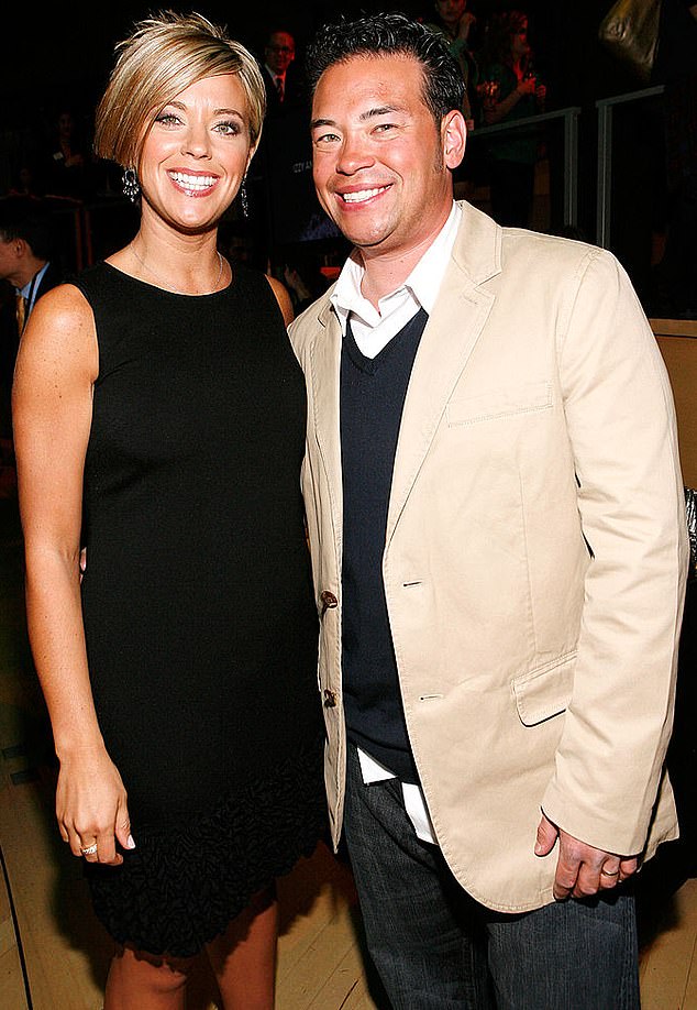 أطلق كيت وزوجها السابق جون جوسلين النار على الشهرة في عام 2007 في برنامج الواقع جون آند كيت بلس 8 ، الذي تبع حياتهم يرفعان التوائم و sextuplets ؛ في الصورة في عام 2009