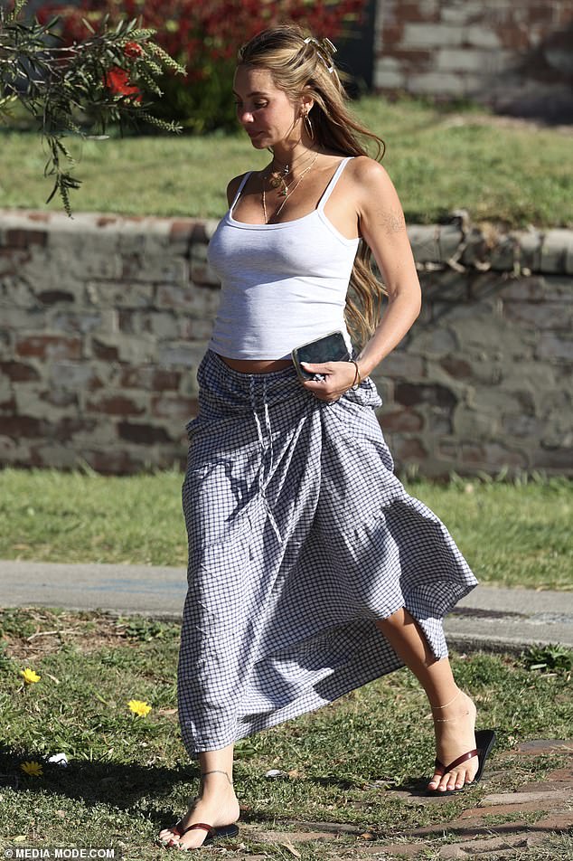 أظهرت أم اثنين من عثرة طفلها في قمة دبابة بيضاء بينما كانت في نزهة في كوجي