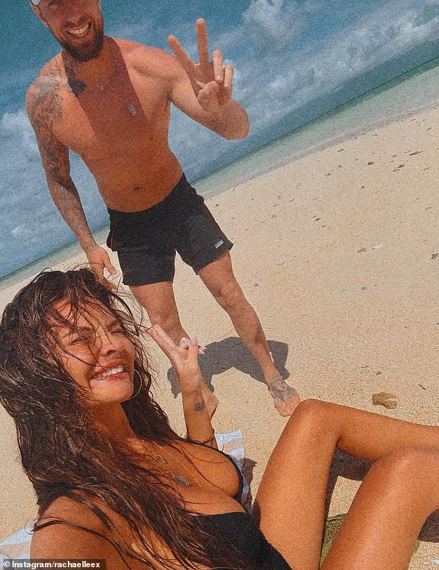 شاركت راشيل ، التي تحطمت الأخبار السعيدة لأتباعها البالغ عددها 11000 ، سلسلة من الصور التي تغمرها الشمس على الشاطئ