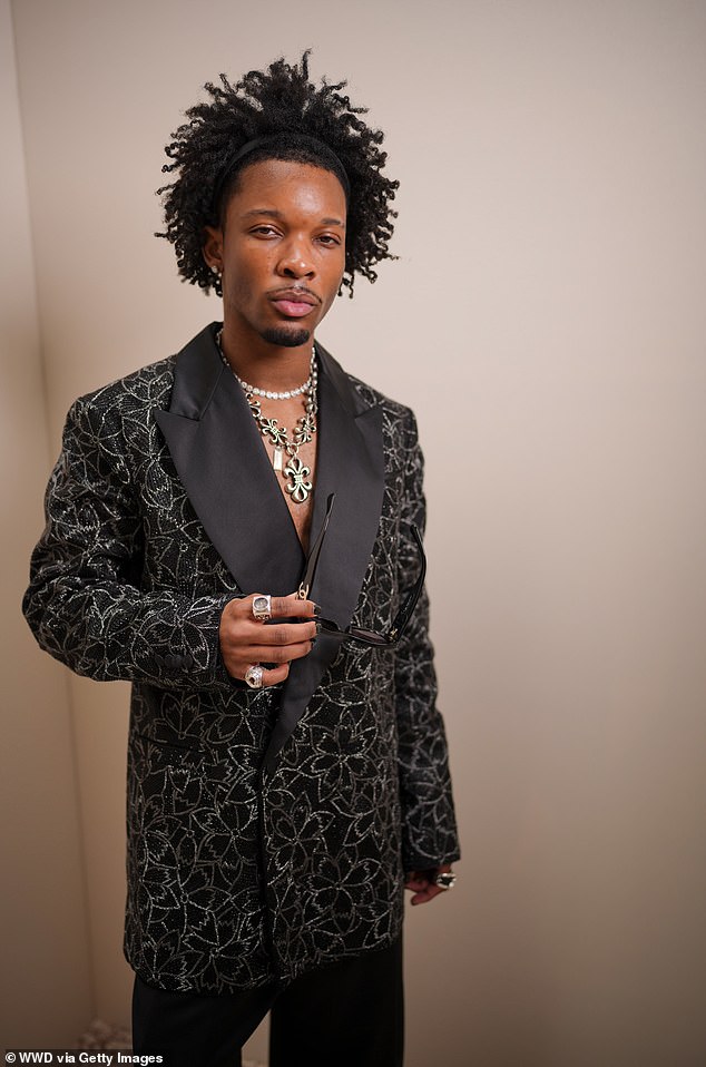 D4VD ، في الصورة في يونيو ، لم يتحدث علنًا عن بقايا ريفاس موجودة في سيارته