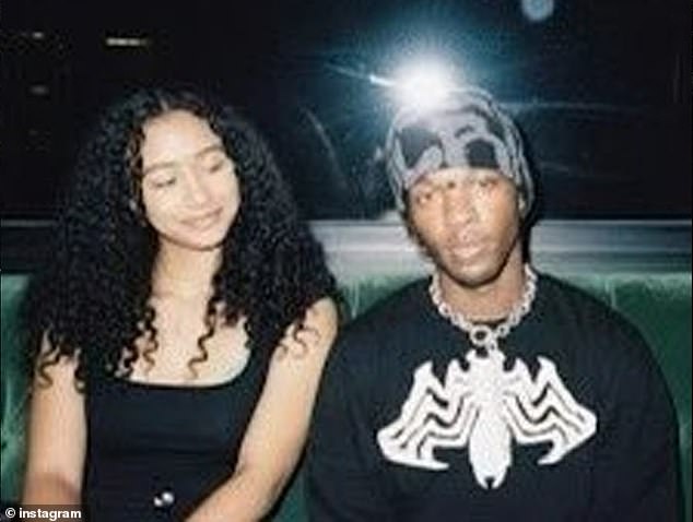 أصبحت D4VD مرتبطة بتحقيق الشرطة في مقتل هرنانديز في وقت سابق من هذا الشهر بعد أن عثرت الشرطة على رفاتها في صندوق تسلا المحتجز مسجلاً باسمه