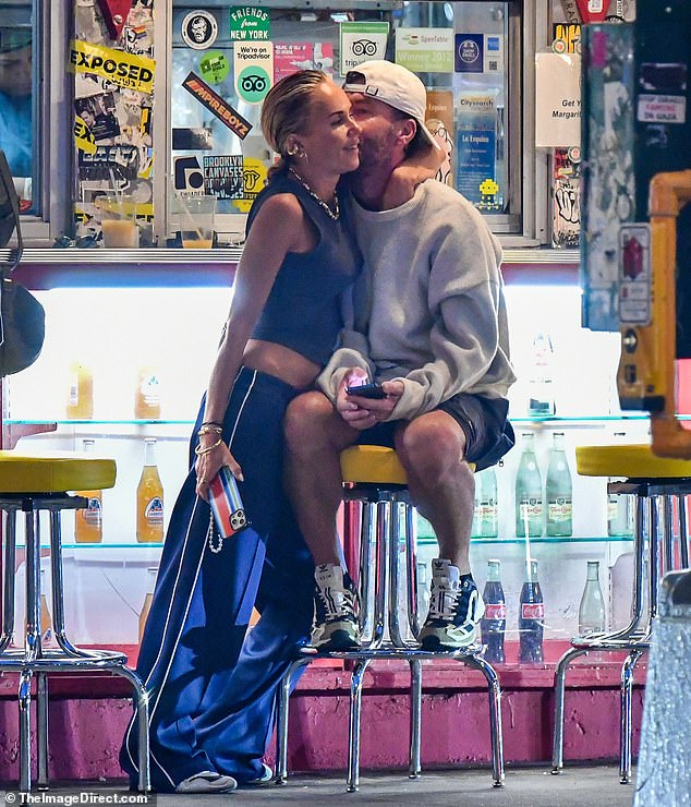 قبل ذلك ، كانت مرتبطة برجل الأعمال جيف بينبريدج ، الرئيس التنفيذي سابقًا لشركة كحول كحول في ASX Lark Distilling وواحدة من أوائل المستثمرين في Burger Chain Grill'd