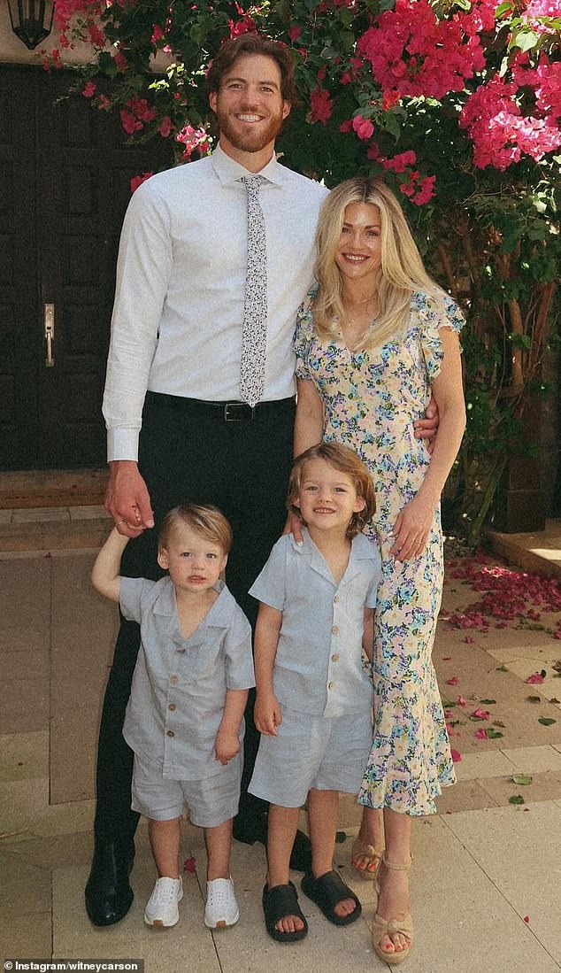 ومع ذلك ، فقد ربطت Witney العقد بسعادة مع حبيبتها في المدرسة الثانوية ، كارسون مكاليستر ، في عام 2016. يشارك الزوج أيضًا طفلين معًا ، أبناء Kevin Leo و Jet Carson