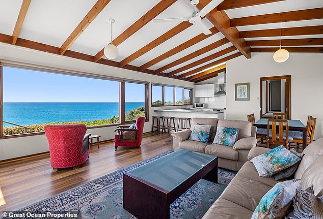 أما بالنسبة للمنزل نفسه ، فقد تم بناء منزل الحمام المكون من ثلاث غرف نوم في الثمانينات. ومع ذلك ، كان الموقع جزءًا من إصدار أرض أصلي في عام 1937