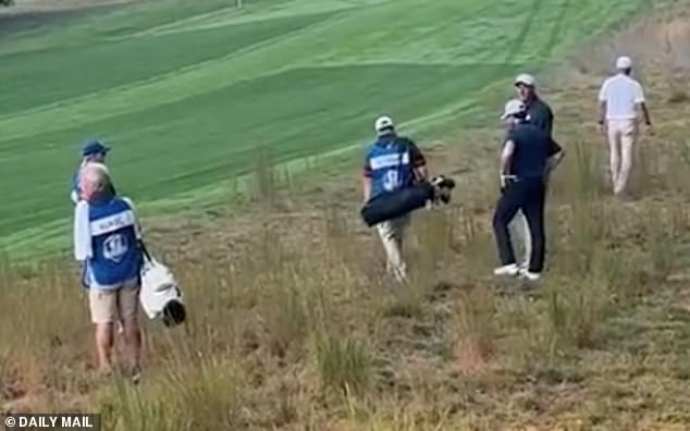 بروكلين (الثالث من اليمين) وجد نفسه يتجول بلا هدف من خلال الشجيرات لصفته المفقودة في لعبة الجولف بعد أن رأى أرجوحة فقيرة أنه ينحرف بشكل كبير في النسيان في الغولف