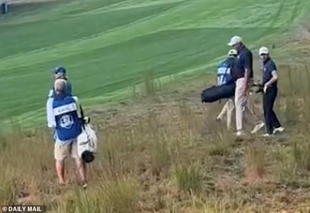 مع اليدين المزروعة على الوركين ، بدا المؤثر في حيرة وهو ما قام بمسح النمو الضوئي بينما كان المشجعون المحارون ينظرون إليه