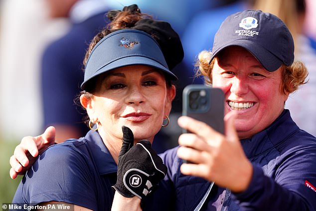 شوهدت وهي تتفترض على صور شخصية خلال استراحة في الإجراءات في الحدث الخاص