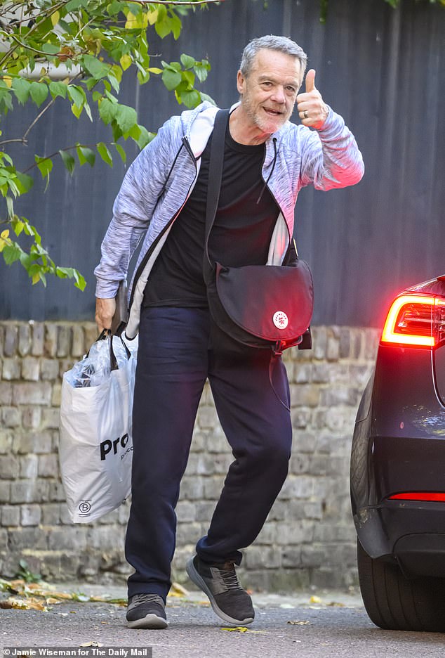 كانت ديان ترتدي ملابس صالة سوداء غير رسمية عندما وصلت للتدريب مع شريكها المشهور ستيفان دينيس ، قبل أدائها الأول يوم السبت