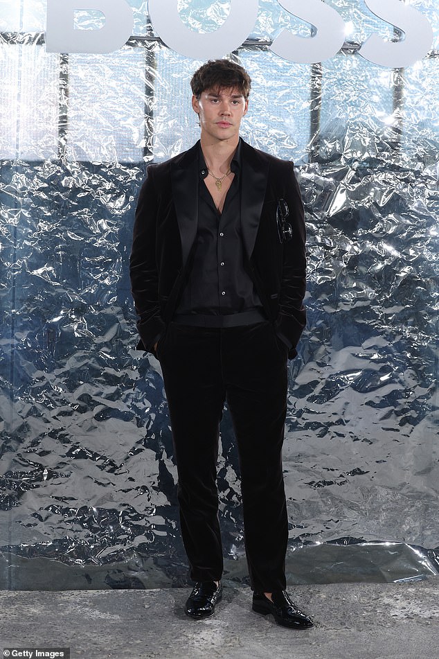 ذهب نوح بيك لإلقاء نظرة أسود في السترة المطابقة ، والسراويل والقميص