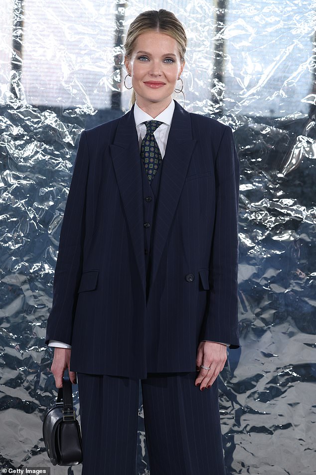 ارتدى نجم لوتس الأبيض ميغان فاهي بدلة سوداء كاملة مع صدرية مطابقة وربطة عنق منقوشة