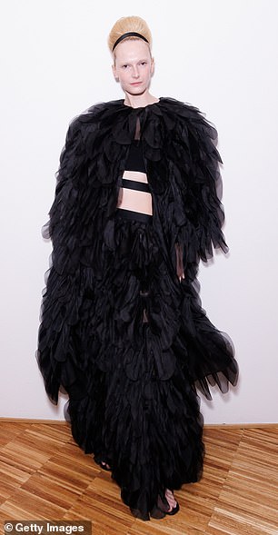 كما حضر الحضور نموذج أليكس كونسي الذي عرض بطنها المنغمس في قمة محصول أسود