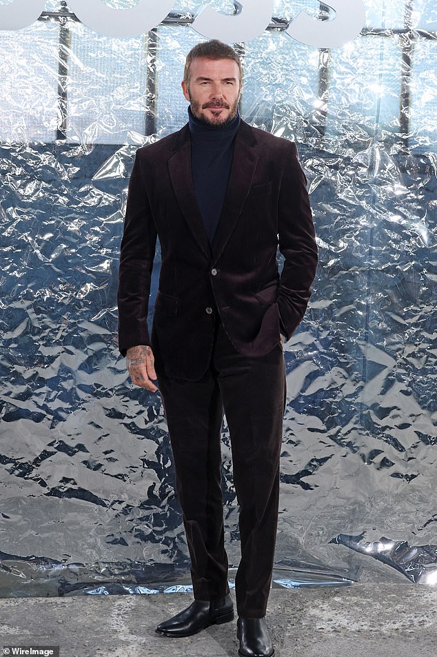 بدا ديفيد بيكهام شافًا كما كان دائمًا في سترة بنية داكنة وسروال يرتديها برقبة سلحفاة