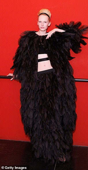 ارتدت المؤثر أيضًا سترة مكشنة وتنورة مطابقة بينما تم تصميم أقفالها الأشقر في تحديث أنيق