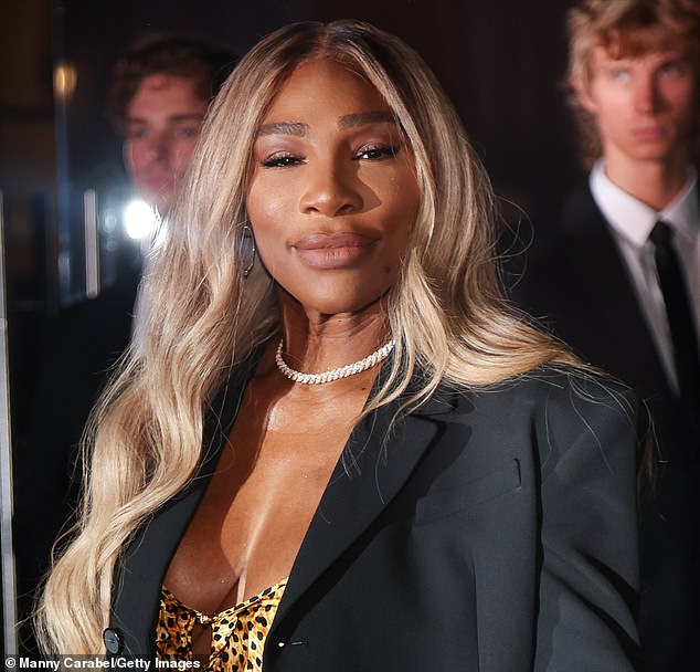 قامت فنانة الماكياج الشيخية دالي بتثبيت بشرة ويليامز بالكامل ، وقامت بتطبيق رموشها ، وحددت حواجبها