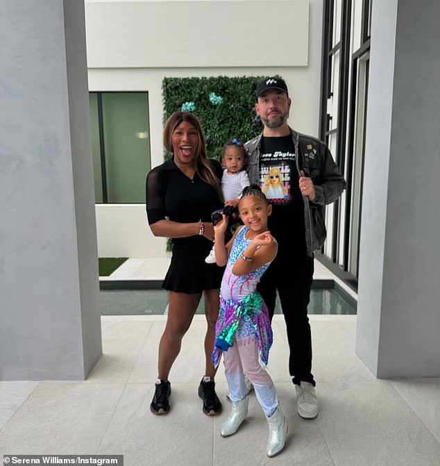 سيرينا ومؤسس 776 البالغ من العمر 41 عامًا-الذين التقوا في الأصل في عام 2016 في فندق في روما-فخورون بآباء ابنة ألكسيس جونيور البالغة من العمر ثماني سنوات وابنته أديرا البالغة من العمر عامين (في الصورة في 16 نوفمبر))