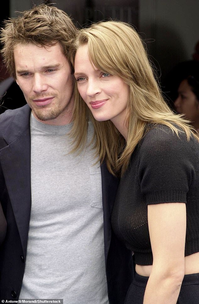 تم تصوير إيثان وأوما معًا في مهرجان مهرجان كان في عام 2001