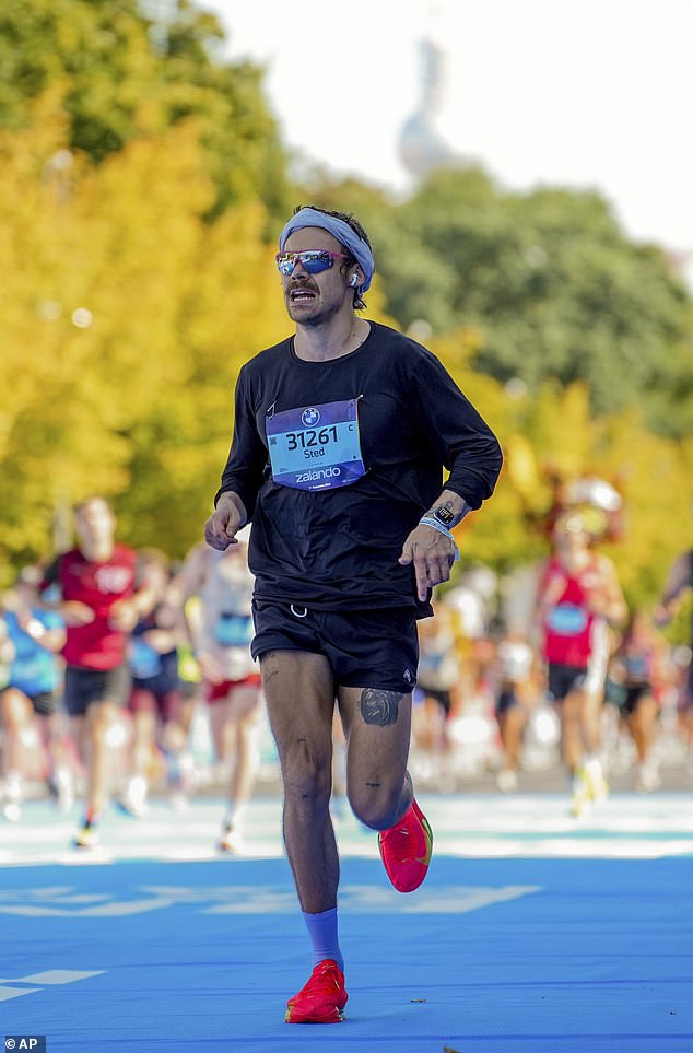 انضم المغني ، 31 عامًا ، إلى 50000 عداء لسباق 26.2 ميلًا في نهاية الأسبوع الماضي مع الممثلة ، 36 عامًا ، هناك يهتفه وهو يعبر خط النهاية مع وقت مثير للإعجاب من 2:59:13 ساعة