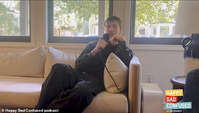 وتابع: 'على متن الطائرة ، كان هناك شخص ما ، هل يمكنك الرقص من أجلي؟ ثم هي مثل ، 