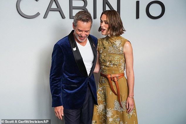 كما أنها تكتنفت الثناء على طاقم 