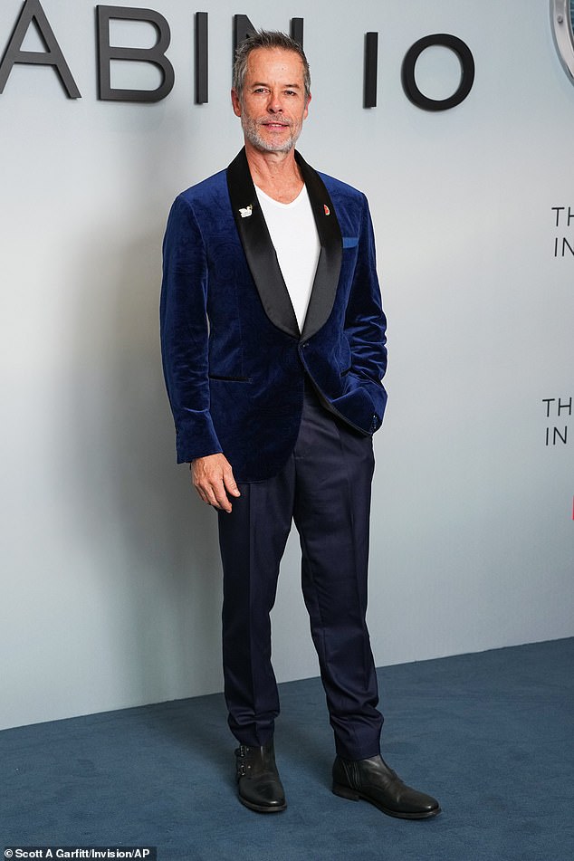 وضع الممثل الأسترالي ، 57 عامًا ، على شاشة dapper في سترة سهرة مخملية وسراويل زرقاء بحرية ، مع تي شيرت أبيض بسيط تحتها