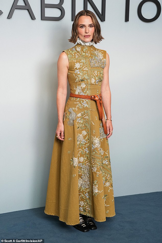 الممثلة ، 40 عامًا ، مبهرًا في ثوب زيتون خضراء مستوحى من الفقرة ، مغطاة بالزهور المطرزة ، والمزيفة المعقدة وتفاصيل الماس الفوار