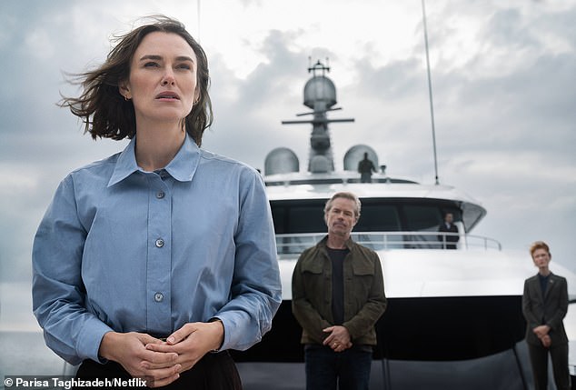 ويستند فيلم The Psychological Thriller إلى رواية Ruth Ware الأكثر مبيعًا لعام 2016 ، وتتبع لورا أثناء تواجدها في مهمة سفر على يخت فاخر (شوهد في الفيلم)