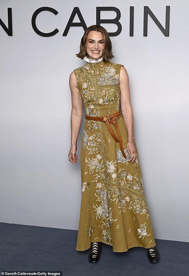 ورفعت مظهرها المذهل ، أضافت أحزمة جلدية بنية حول وسطها لتسليط الضوء