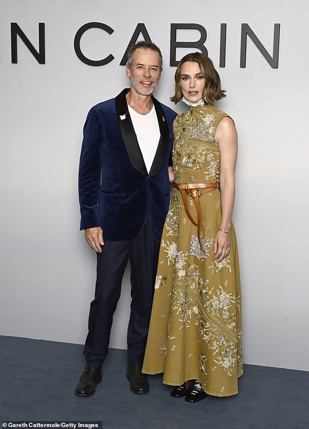 تقوم كيرا بدور البطولة كصحفية سفر لورا لو 