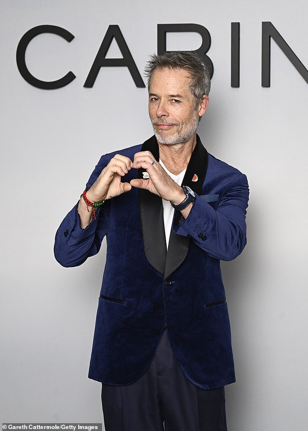 قام النجم المرشح لجائزة الأوسكار بقطع شخصية مرحة للمصورين ، ويلقي عدة إيماءات يدوية من علامة سلام إلى قلب