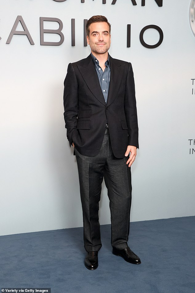 في حين أن دانيال إينغز قد تم تنظيفه جيدًا في سترة سوداء ذكية على زر متلق