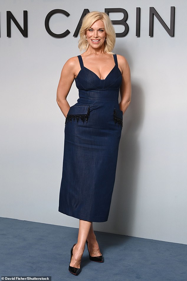 تشبث الرقم المشترك بكل شبر من منحنياتها التي تحسد عليها وتفتت تفاصيل سوداء على الجيوب