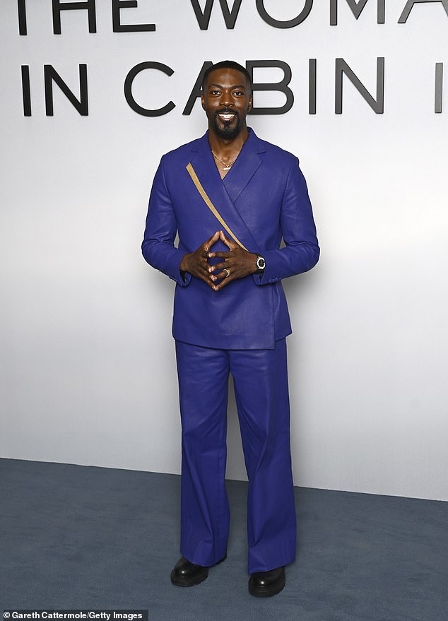 بينما ، سرق David Ajala العرض ، وهو ينظر إلى debonair في سترة زرقاء ملكية مع قماش قماش وتعاون مع سراويل مطابقة