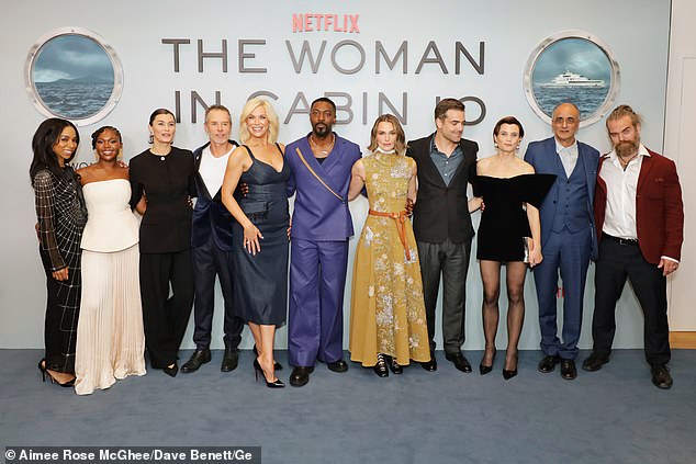 Pippa Bennett-Warner ، Ayo Owoyemi-Peters ، Lisa Loven Kongsli ، Guy ، Hannah ، David ، Keira ، Daniel ، Gitte ، Art Malik و Christopher Rygh في Premiere (LR)