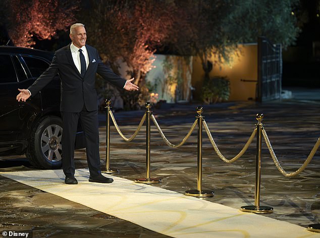 استقبل لاعب كرة القدم السابق 23 امرأة تتنافس من أجل قلبه