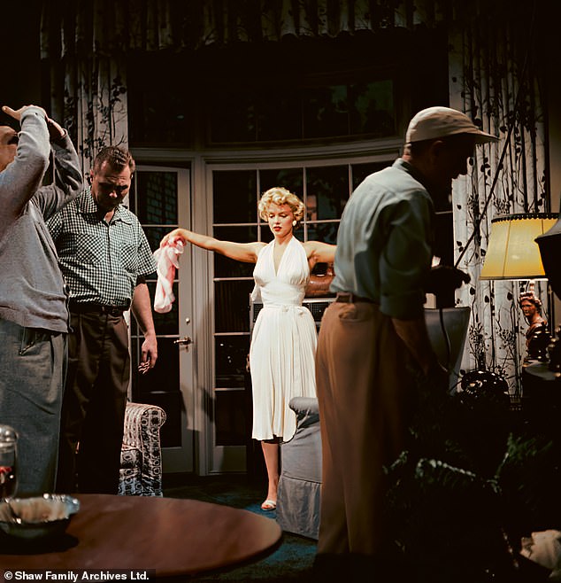 في الصورة في عام 1954: مونرو على مجموعة من الحكة السبع في لوس أنجلوس ، كاليفورنيا