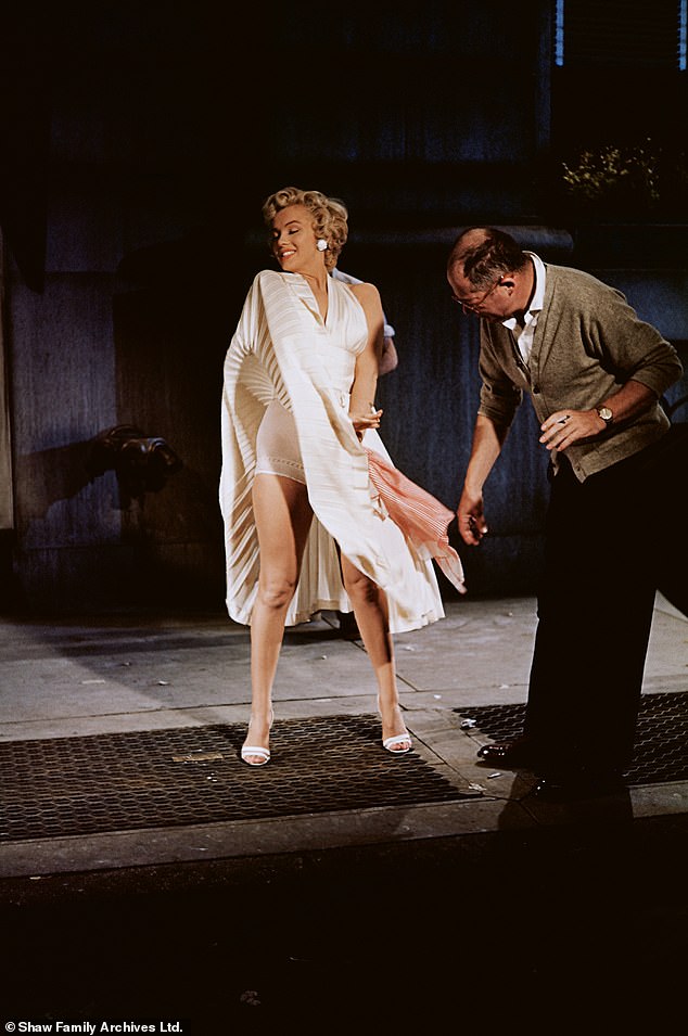 بسبب ظروف إطلاق النار القاسية ، والخارجية والحشود في نيويورك ، كان على المخرج بيلي ويلدر إعادة صياغة مقربة من مشهد التنورة في استوديو في لوس أنجلوس