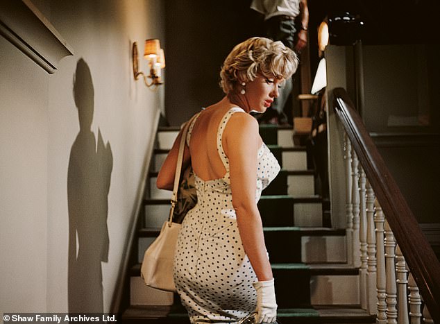 مونرو في عام 1954 يرتدي فستان بولكا أبيض وأزرق ، تم إنشاؤه بواسطة مصمم الأزياء وليام ترافيلا لمدة سبع سنوات حكة