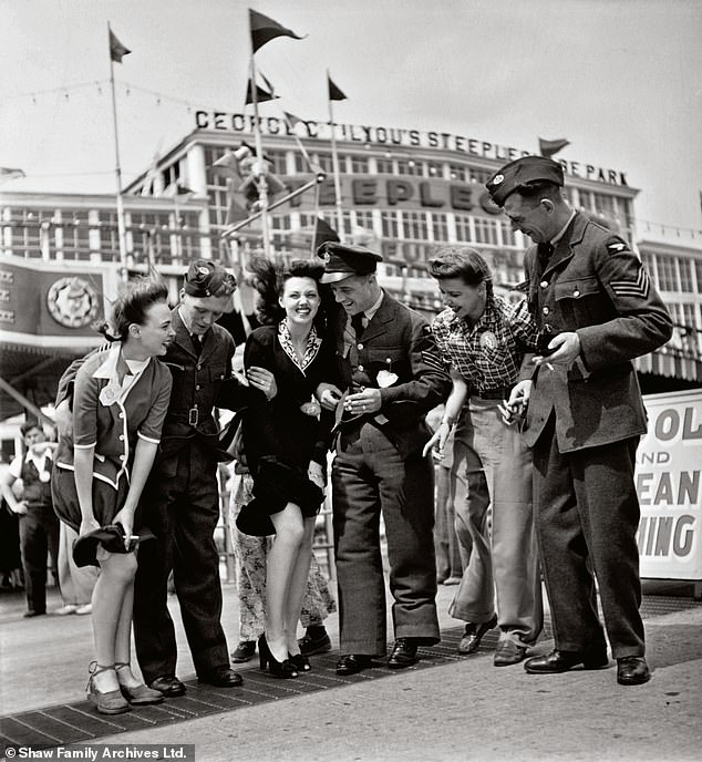 في الصورة في عام 1941: لقطات غير منشورة لجزيرة كوني ، مدينة نيويورك ، لقصة في مجلة الجمعة. قام شو في وقت لاحق بإعادة تصوير التقاط الصور لمدة سبع سنوات