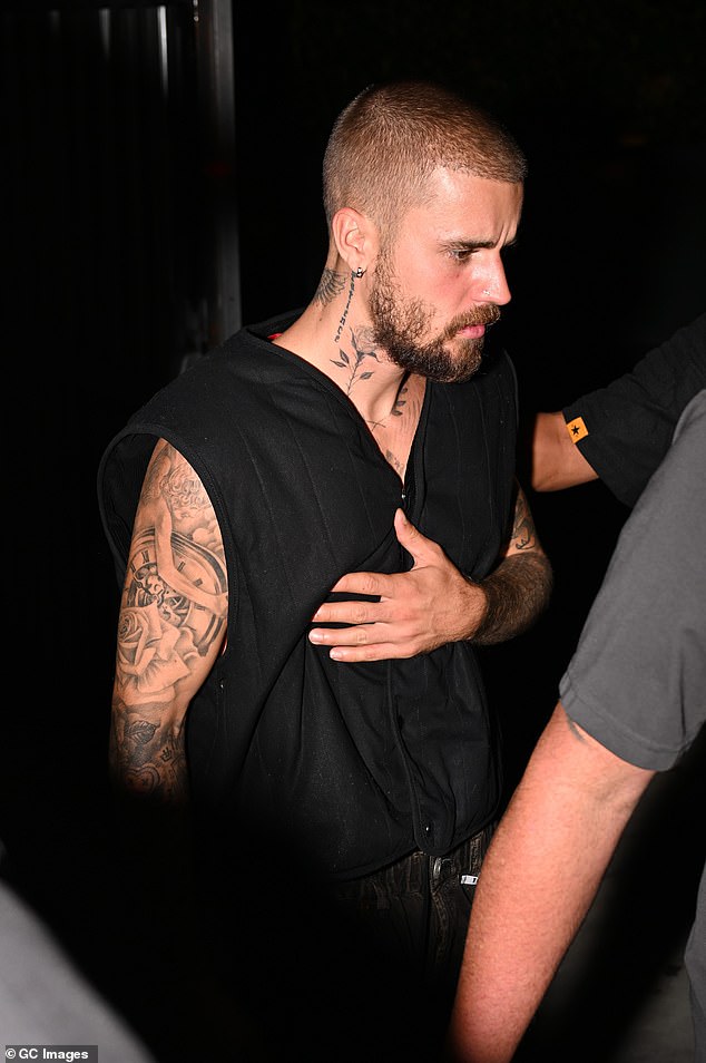 تم تصوير المغني الأول في لوس أنجلوس يوم الأربعاء وهو يرتدي سترة سوداء