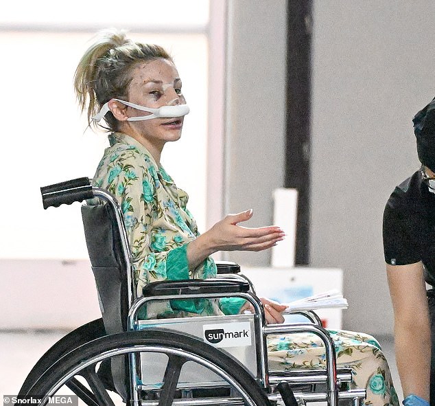 غادرت صفارة إنذار تلفزيون الواقع مكتب الدكتورة موتيكي مع ضمادة كبيرة حول أنفها ، بعد أن خضعت لما بدا أنه عملية تجميل الأنف