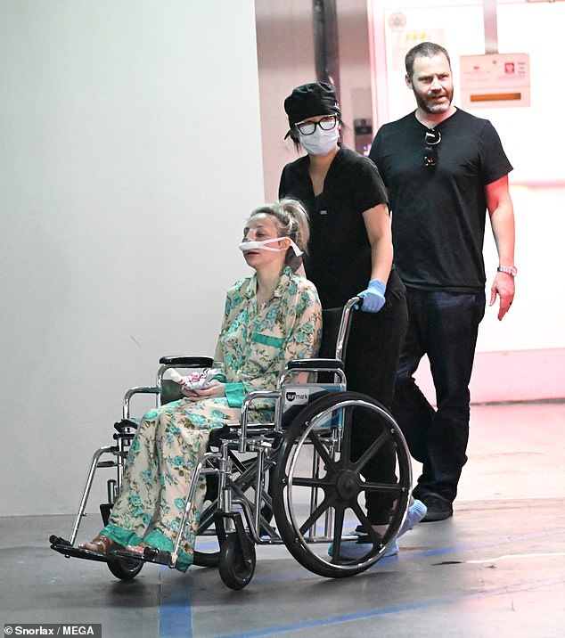 تم جمع شعرها الشققي المبيض في ذيل حصان فوضوي