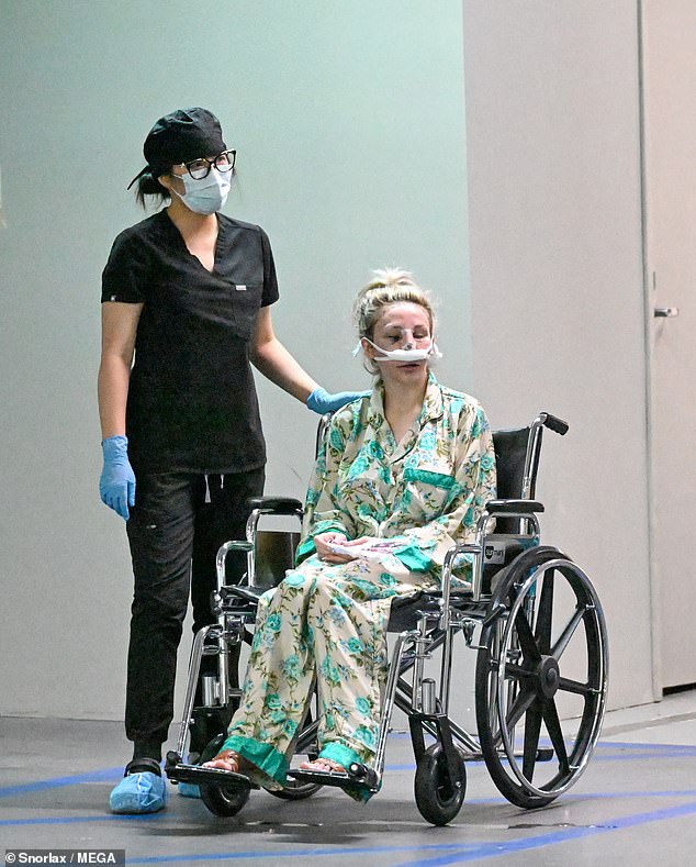 ارتدت رداء حرير خضراء مريح النعناع