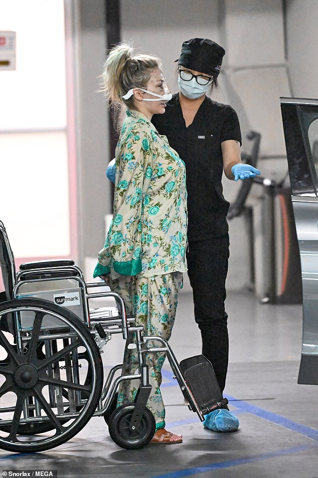 تم تصوير النجمة الشقراء قبل الدخول إلى سيارتها