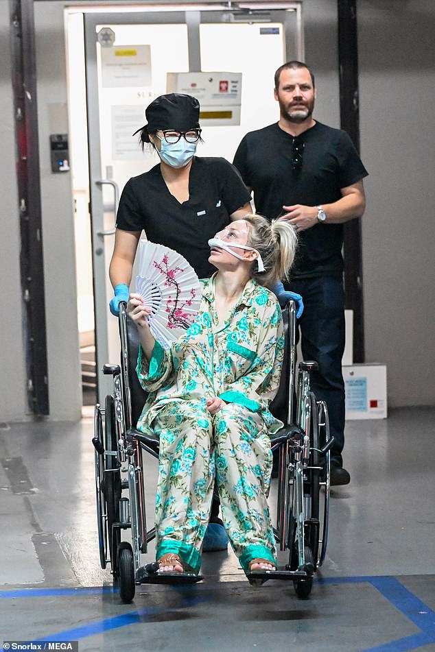 ظلت باردة مع مروحة قديمة في يدها