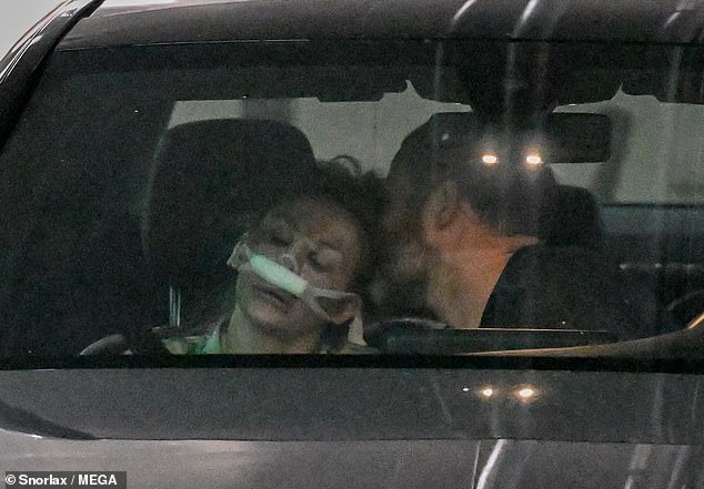 ثم انحنى بإيماءة حنون