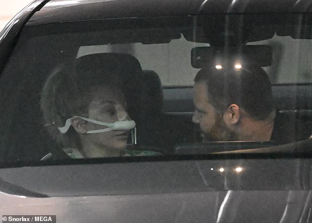 الزوجين الذين تزوجا العام الماضي - شوهد ينظر إلى بعضهما البعض وهم يتحدثون داخل السيارة