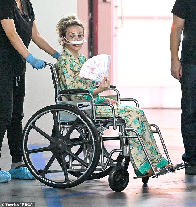 Stodden ¿التي تعرضت أيضًا لزيادة الثدي - تم دفعها إلى سيارتها على كرسي متحرك من قبل ممرضة وتم قيادها إلى المنزل من قبل زوجها جاريد سافر ، 42