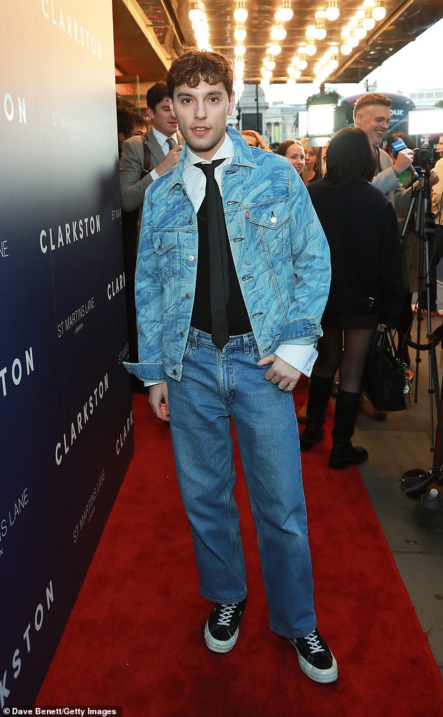 شوهد ماكس هاروود وهو يطرح عاصفة على السجادة الحمراء