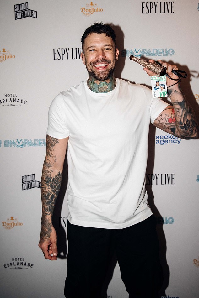 Dave Thomas Hand of Mafs 'Fame' (في الصورة) هو في الأساس مجرد نسخة Temu من Dane Swan